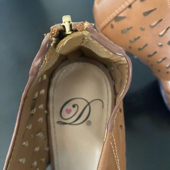 Tan Open toe perforated 4” heels 6M - Picture 7 of 7